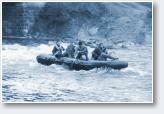 (16/16): Sp�yw pontonem na wzburzonym zimowym �widrze - 2004